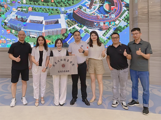 广东文理职业学院院长给领航教育颁发优秀教学点牌匾